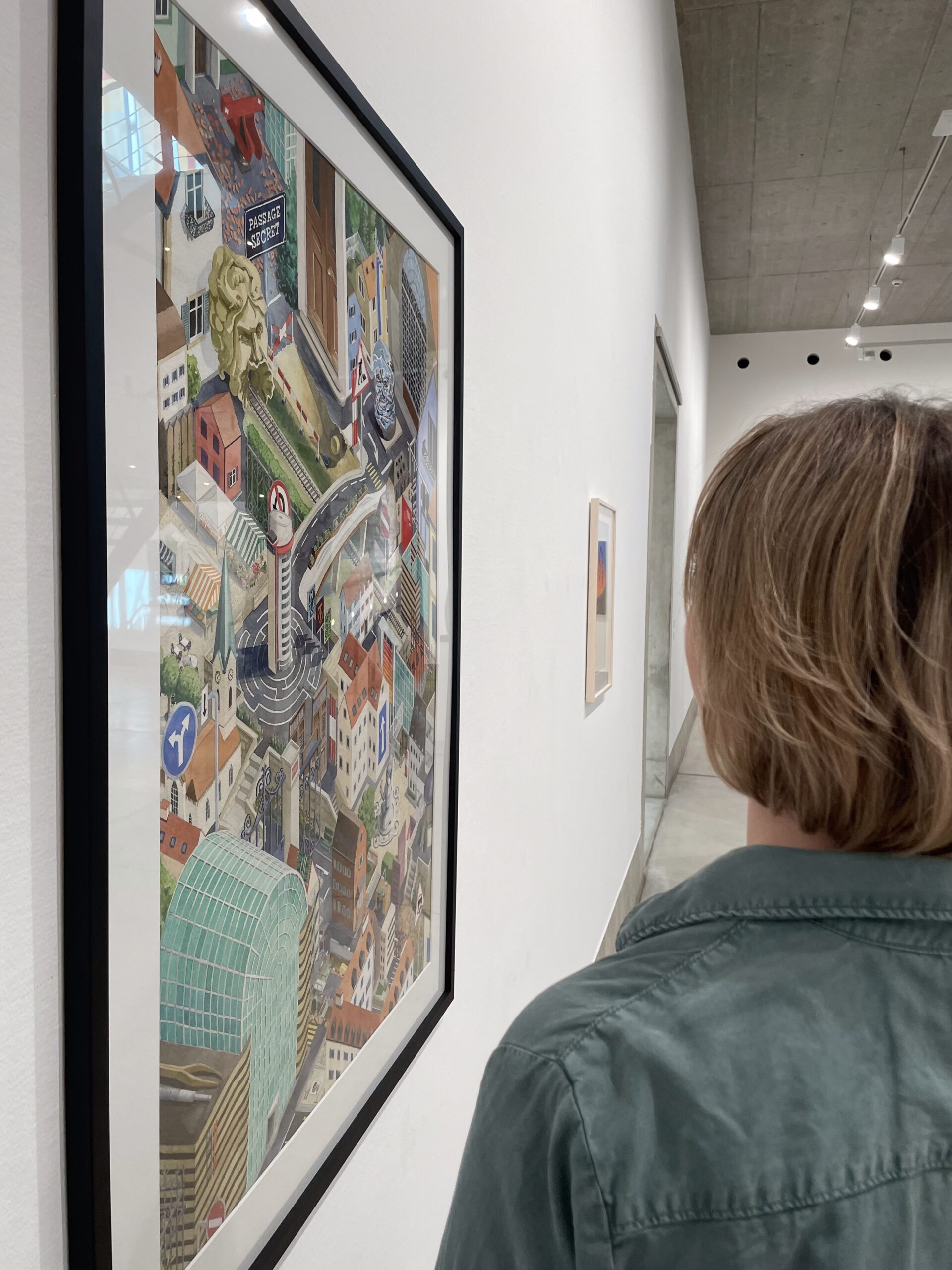 Un tableau en aquarelle par artiste Rebecca Tinguely, avec une vue surréaliste de La Chaux-de-Fonds en isométrie, est accroché au mur de la Musée de Beaux Arts La Chaux-de-Fonds.