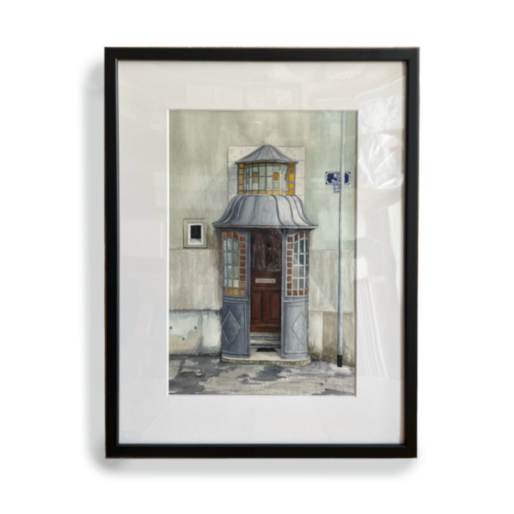 Peinture à l'aquarelle d'une porte en bois à La Chaux-de-Fonds, entre des murs blanches, avec une porche dans le style art nouveau. Encadré en noir.