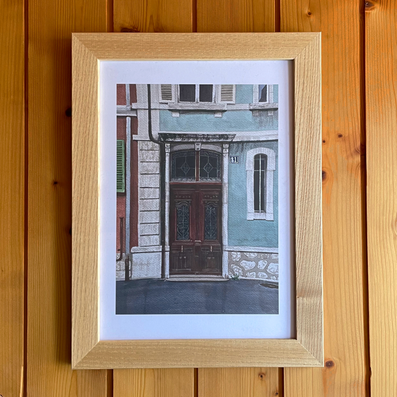 Peinture à l'aquarelle d'une porte en bois à La Chaux-de-Fonds, entre des murs verts et oranges. Encadré et crocher sur un mur en bois.