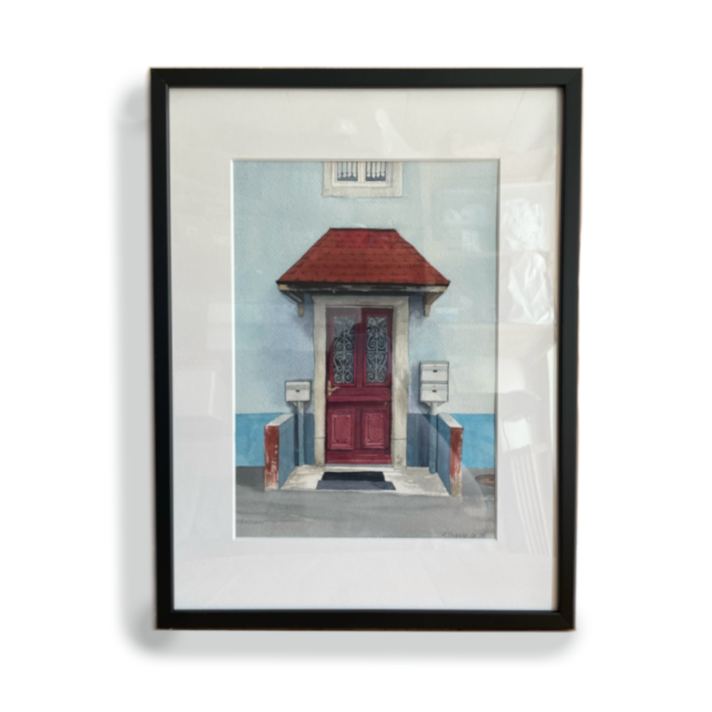 Une peinture à l'aquarelle d'une porte rouge et une porche rouge, contre des murs bleu. Le tableau est encadré en noir.