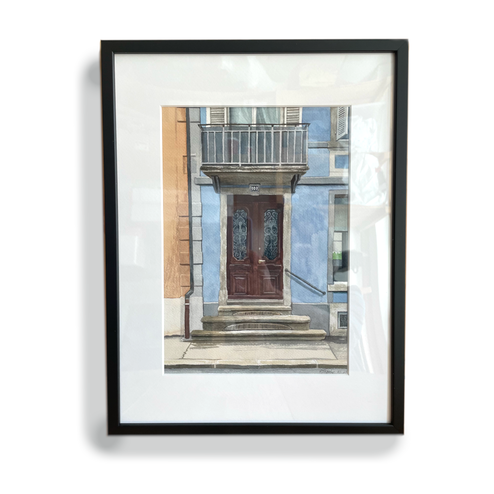Peinture à l'aquarelle d'une porte en bois à La Chaux-de-Fonds, entre des murs bleues. Encadré en noir.
