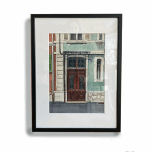 Peinture à l'aquarelle d'une porte en bois à La Chaux-de-Fonds, entre des murs verts et oranges. Encadré en noir.